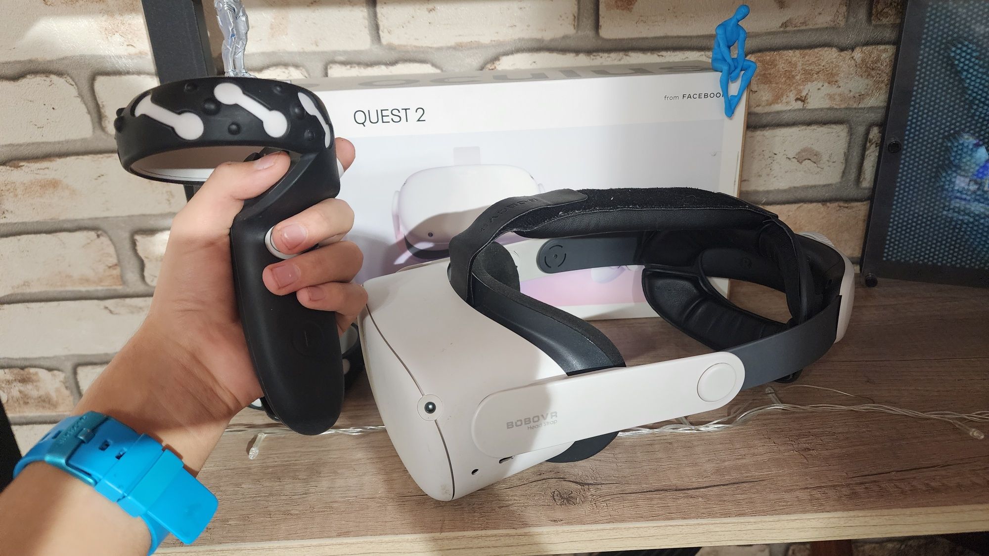 Oculus Quest 2 (128 ГБ) + ремешок BOBOVR и чехлы на контролёры