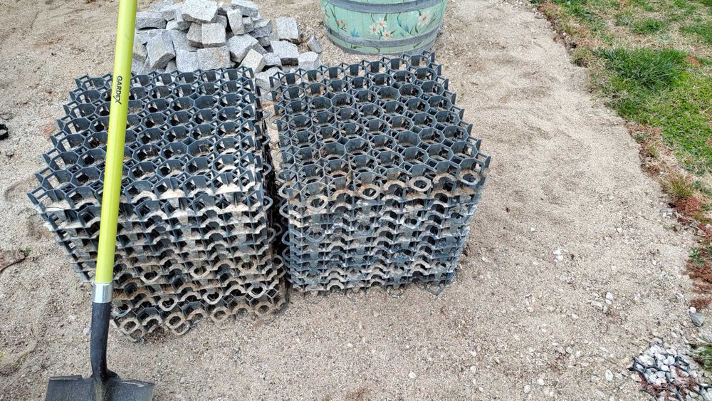 Продавам паркинг елементи PVC 50x50см