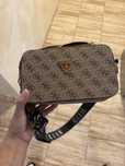 Чанта на марката Guess