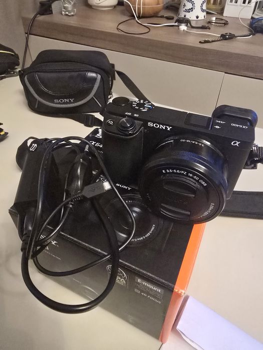 Vând Sony a6400 garanție 1 an + card 256 si geanta