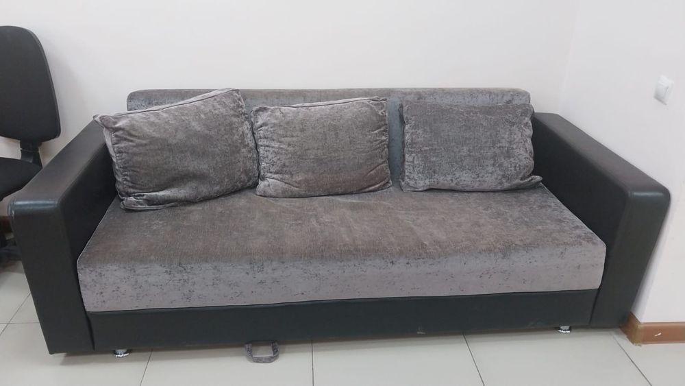 Продается диван раскладной с подушками