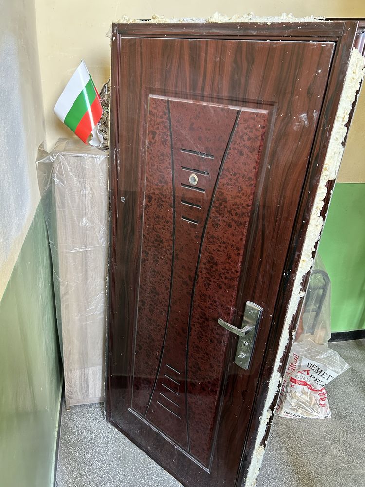 Входна врата с дясно отваряне