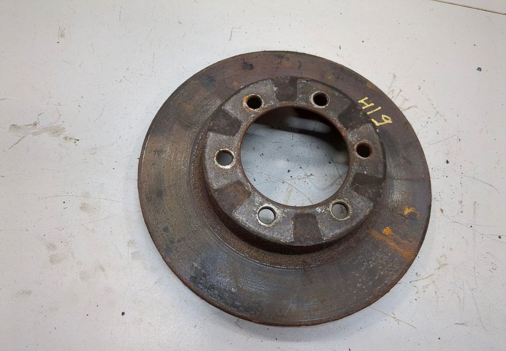 На Toyota Sequoia — Передний тормозной диск.