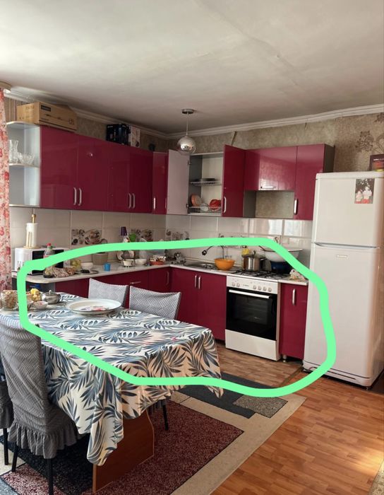 Продается кухонный гарнитур (только низ). Цвет бородовый с белой столе