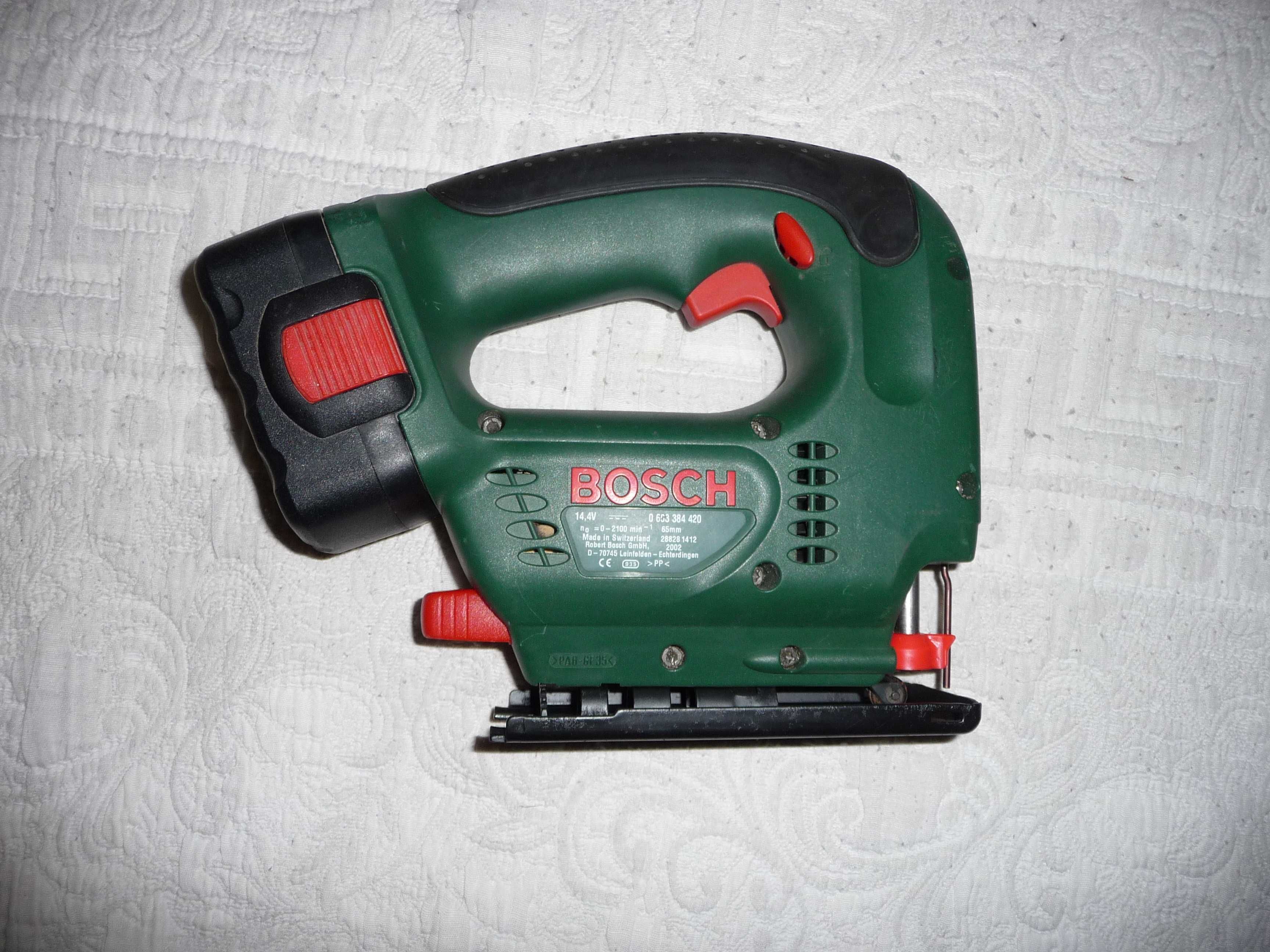 Акумулаторен прободен трион / зеге Bosch PST 14,4 V с две батерии.