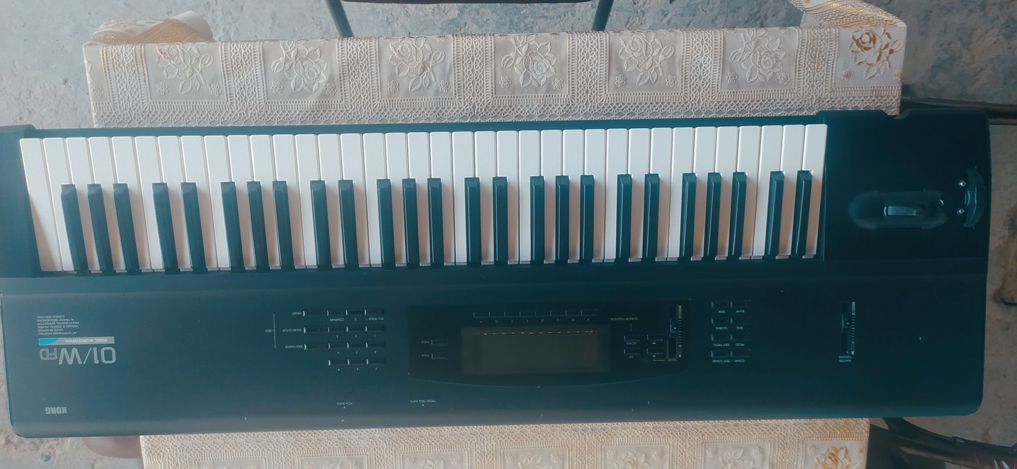 KORG 01 W профессиональный синтезатор сотилади