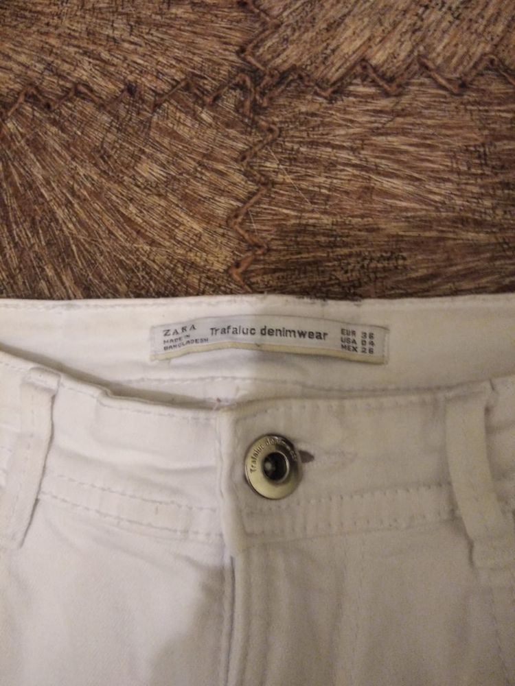 Белые джинсы Zara