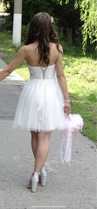 Малка бяла рокля