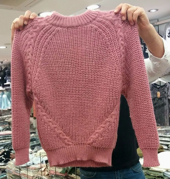Продается женский свитер цвета хаки. Производитель Турция.