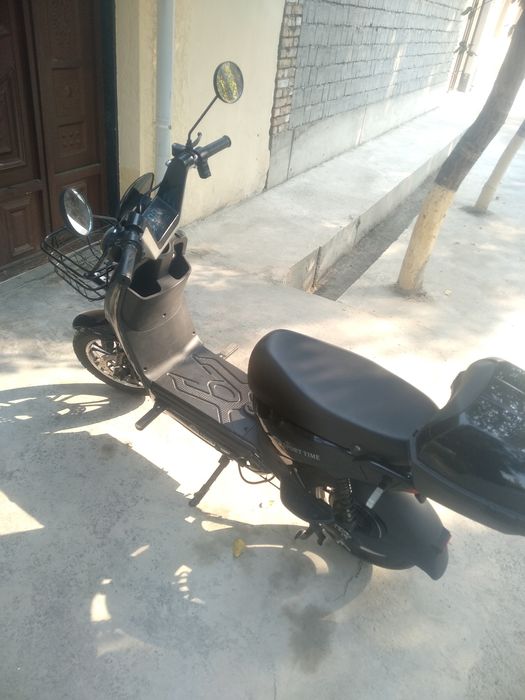 Skuter sotiladi xolati yangi ko‘p yurmagan zaryadi 50 klamet yuradi