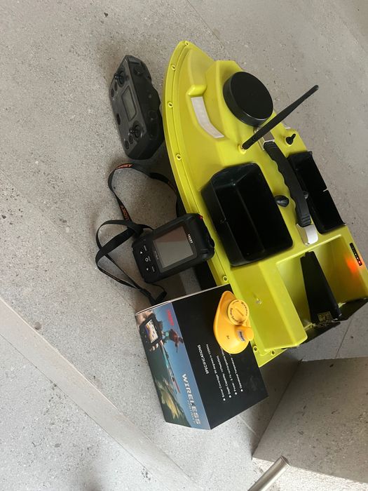 Лодка за захранка и сонар