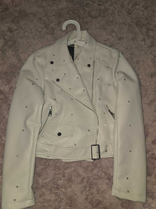 Кожено бяло яке с камъни ново