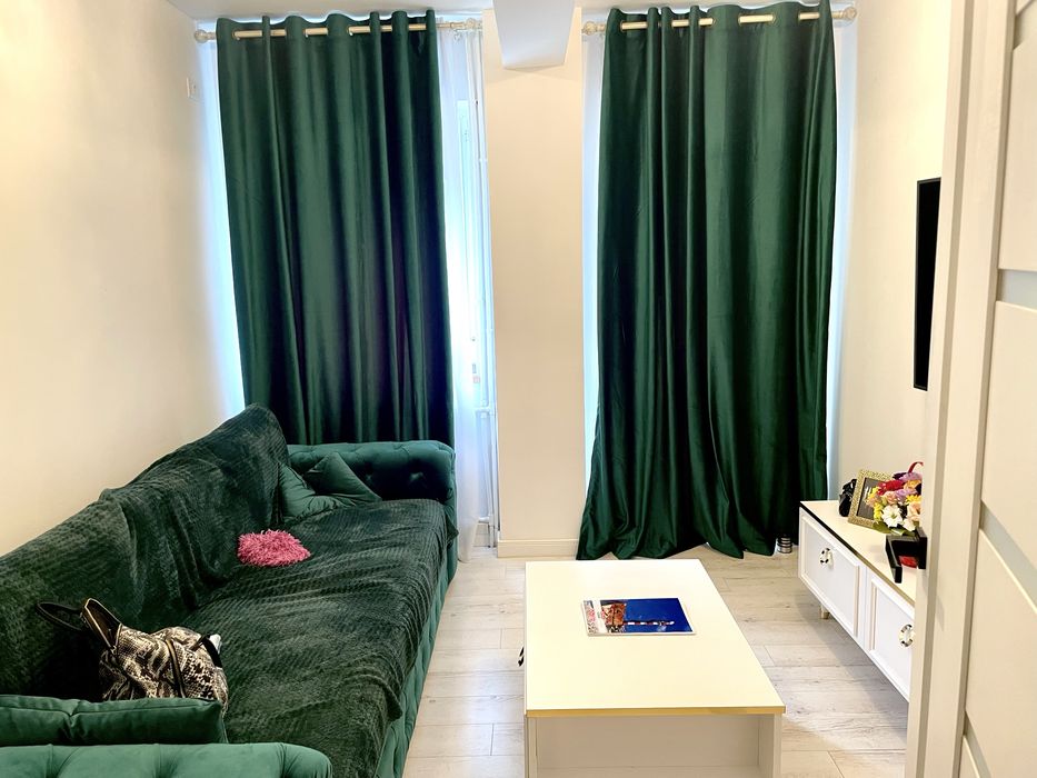 Canapea extensibila cu lada de depozitare, model Chesterfield