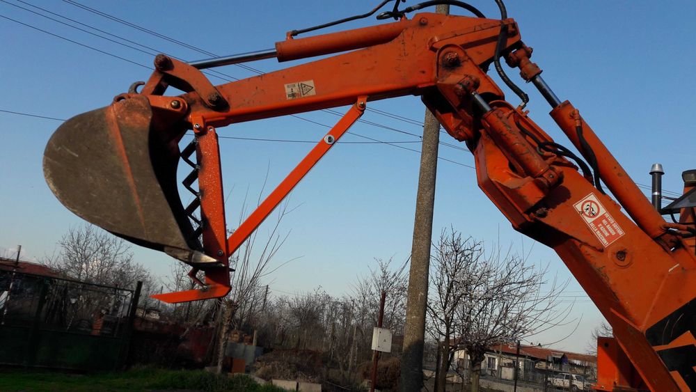 Багер, челен товарач с копател