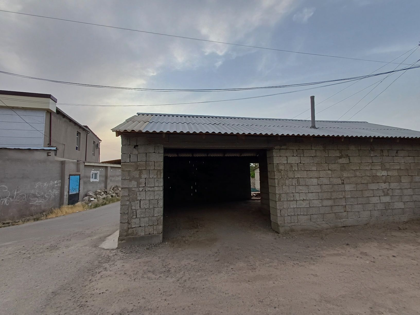 Hovli uy sotiladi 3,5 sotix 2 ta xona 1 ta kalidor.