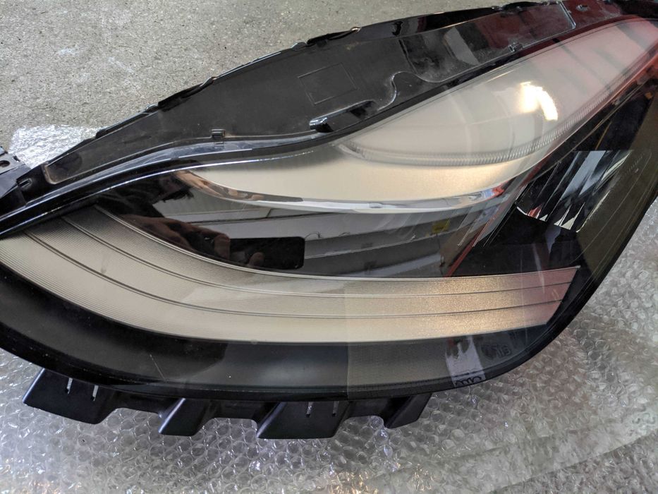 Ляв фар за TESLA 3