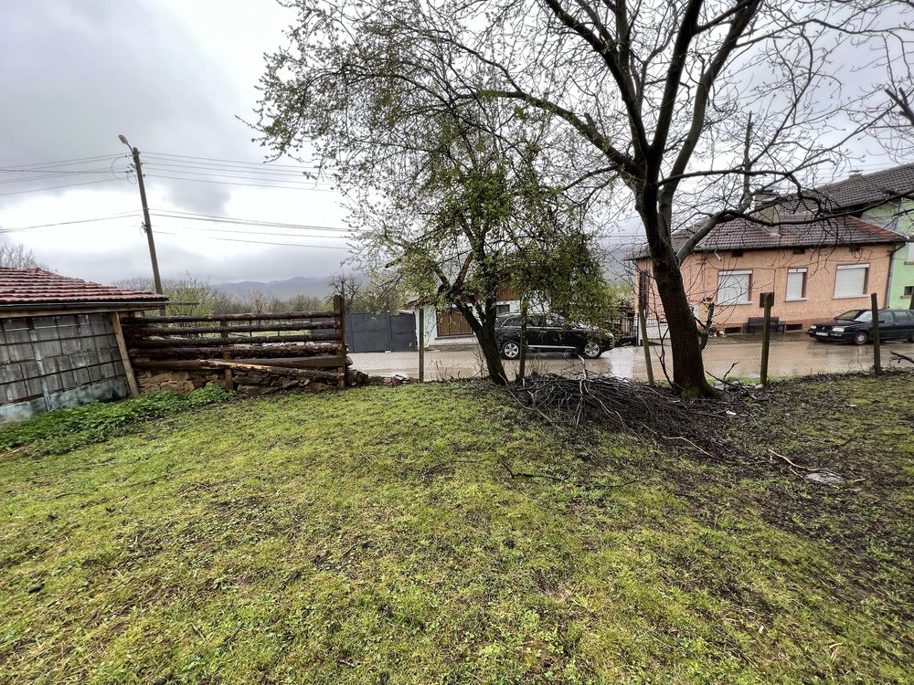 Продавам стара къща с двор с. Борима