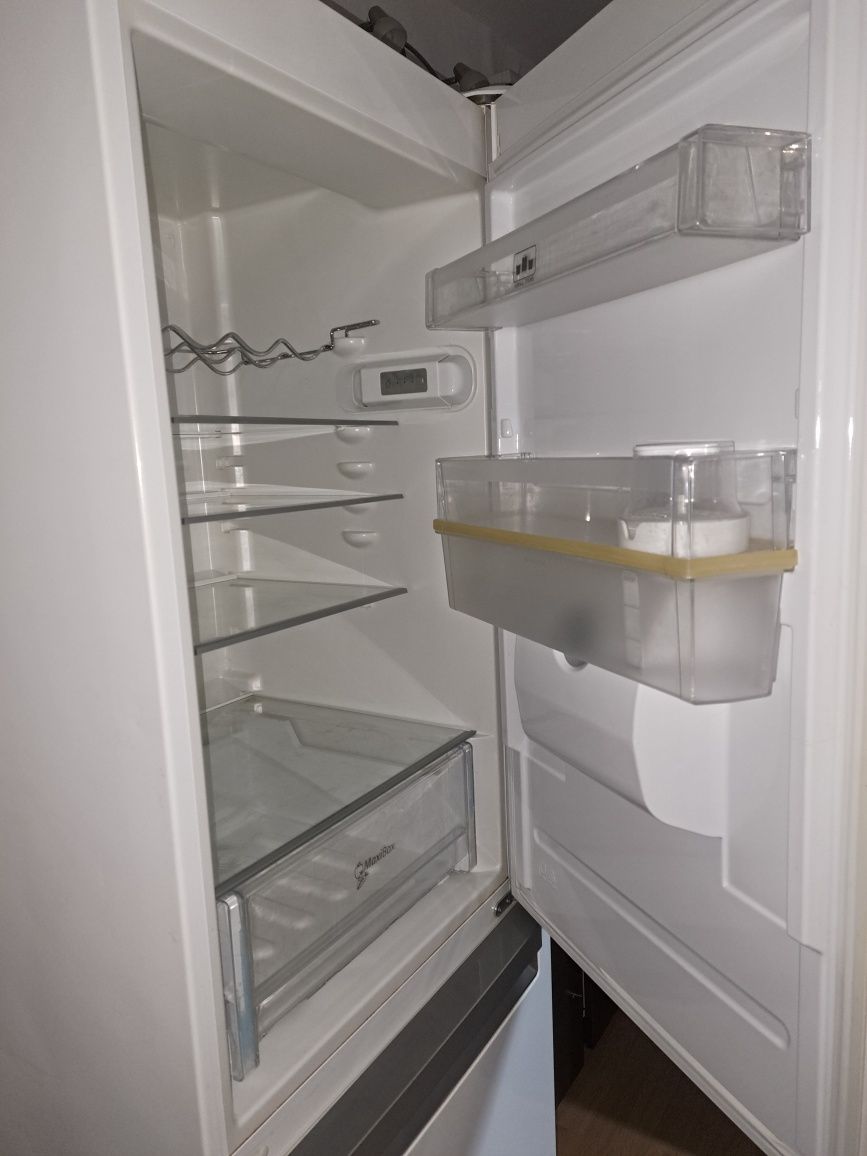 Frigider whirlpool