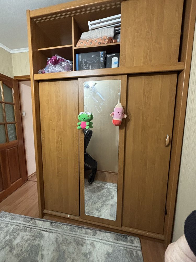 Продаю шкаф-купе с зеркалом в хорошем состоянии.