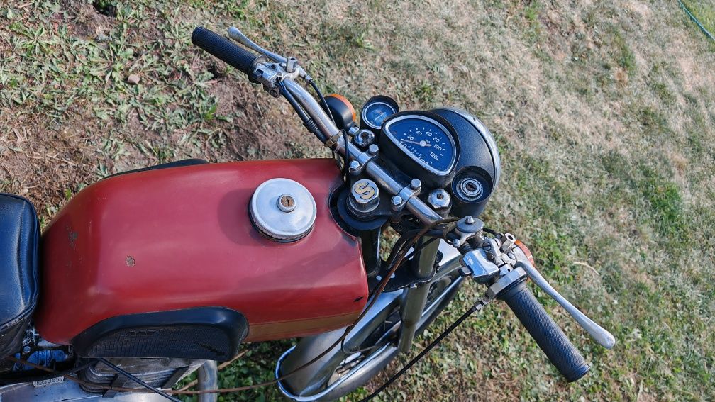 Motocicleta MZ 250 cu usoare modificari