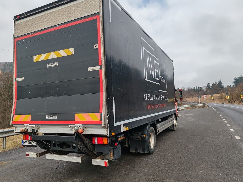 Transport marfa cu camion de 12 t cu lift și prelata