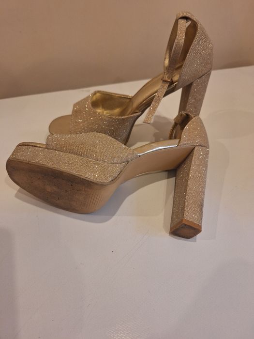 Златисти официални обувки