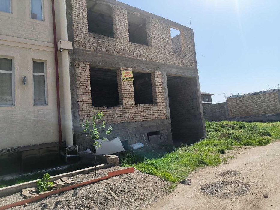 Продается 2 этажный дом в виде коробки в Ханабад. Ориентир 352 школа.