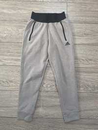 Pantaloni adidas marimea xs