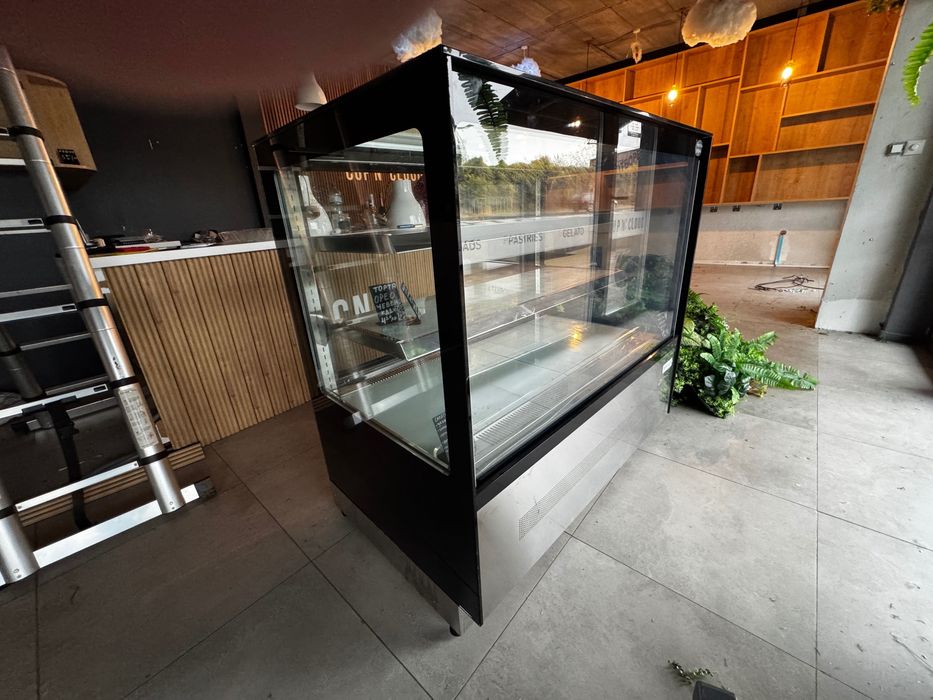 Продавам хладилна витрина