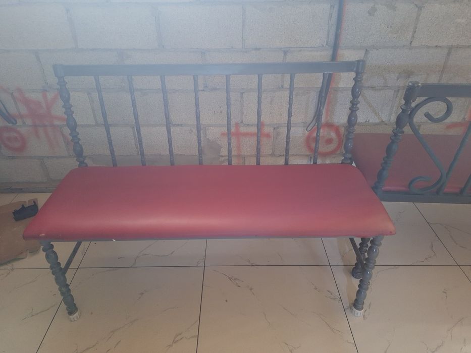 Продам кованную лавочку ,красная с мягким сиденьем.В наличий 3шт