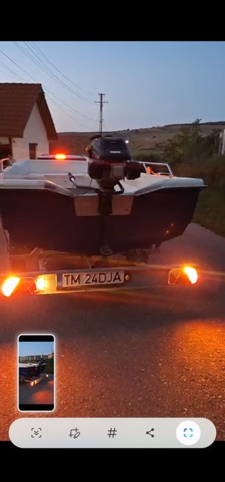 Barcă cu motor și peridoc