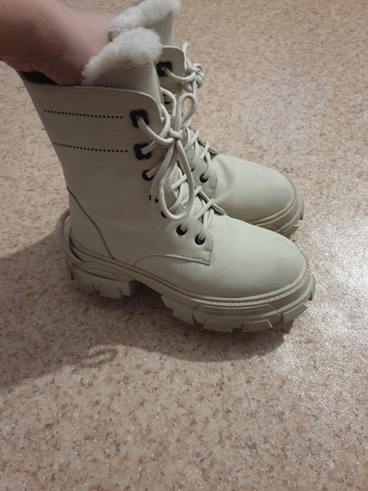 Продам детские ботинки