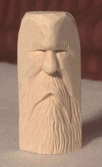 Sculpturi și topoare gravate