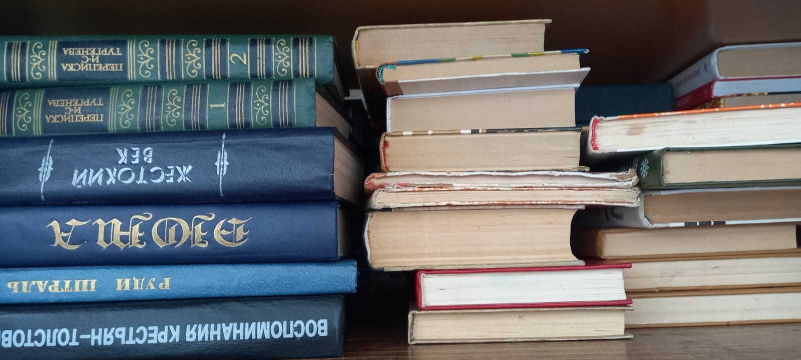 книги разные. много книг