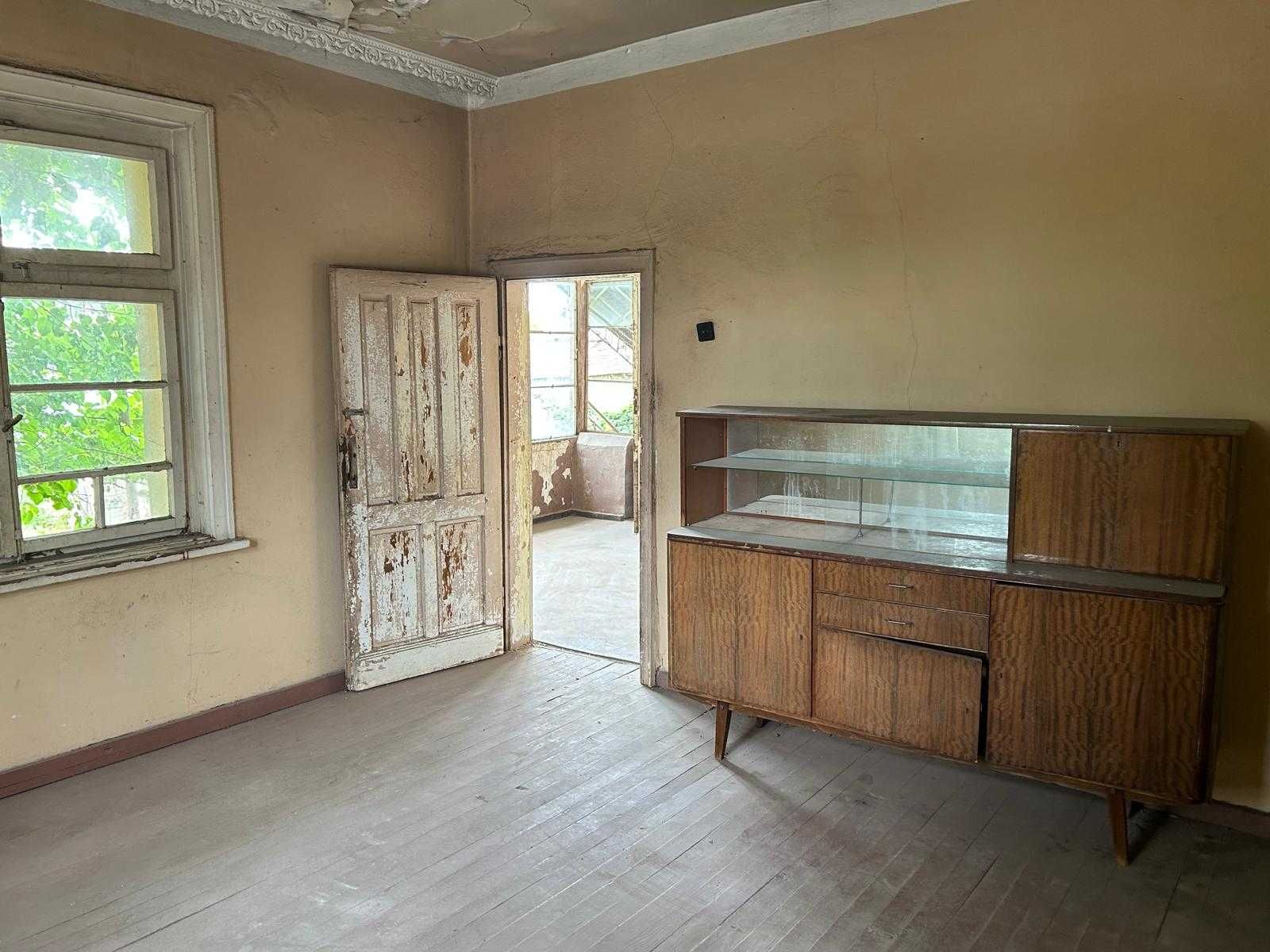 Продава се къща с голям двор