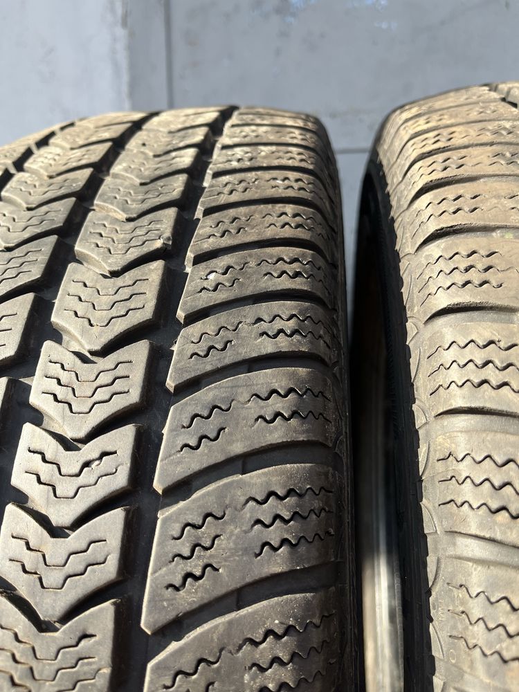 2 бр. зимни гуми за бус 215/65/16C Semperit 7 mm DOT 3018