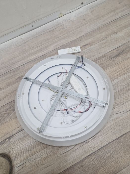 Продам потолочную люстру LED