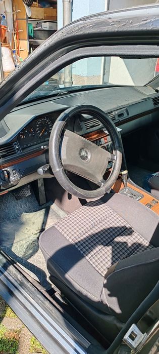 Продавам Мерцедес Е 300