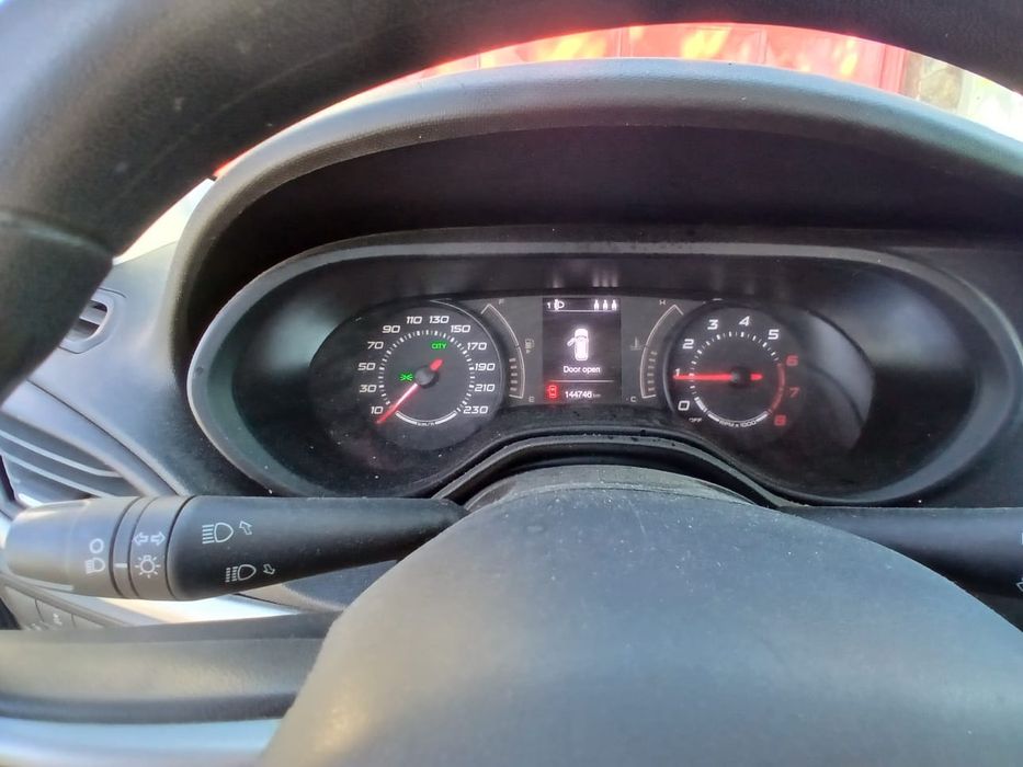Vand mașina Fiat
