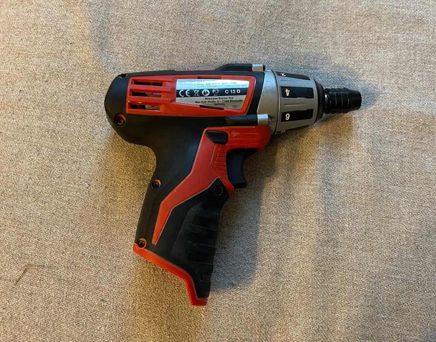 Masina de insurubat Milwaukee C12D pe 12v 19 Nm - corp