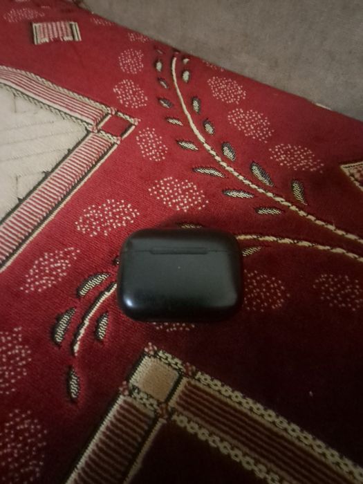 Наушники без проводные Айфоновская зарядка чёрные