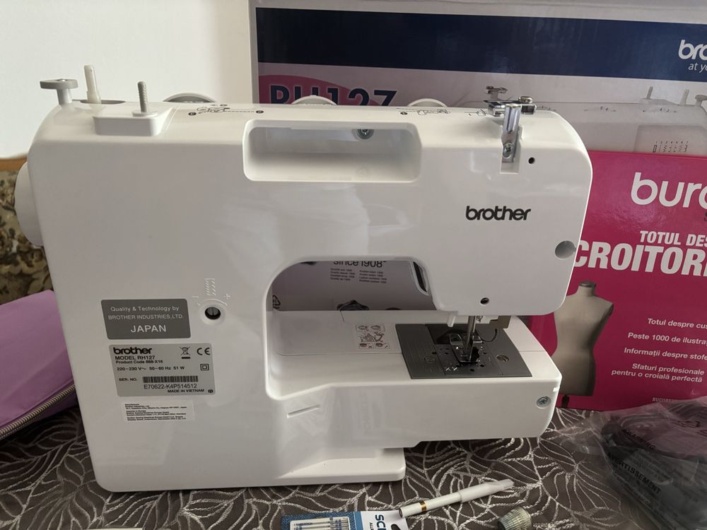 Mașină de cusut complet echipată BROTHER RH127