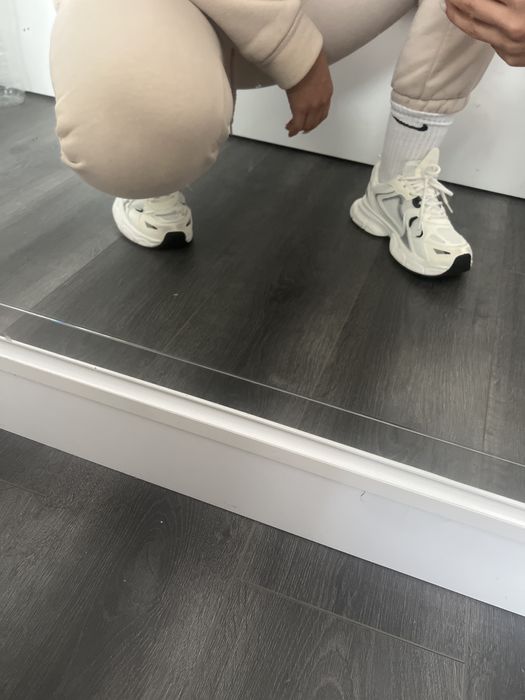 Бели Сникърси, маратонки