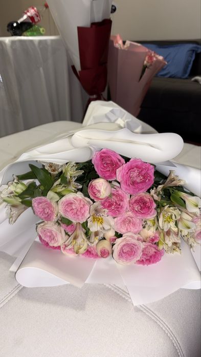 Пышный букет кустовых роз