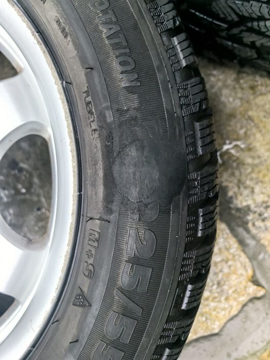 Продавам запазени зимни гуми комплект с джанти DOT21 KORMORAN 225/55 R