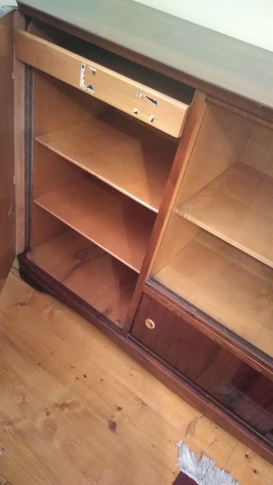 Servantă , vitrina si toaletă din lemn