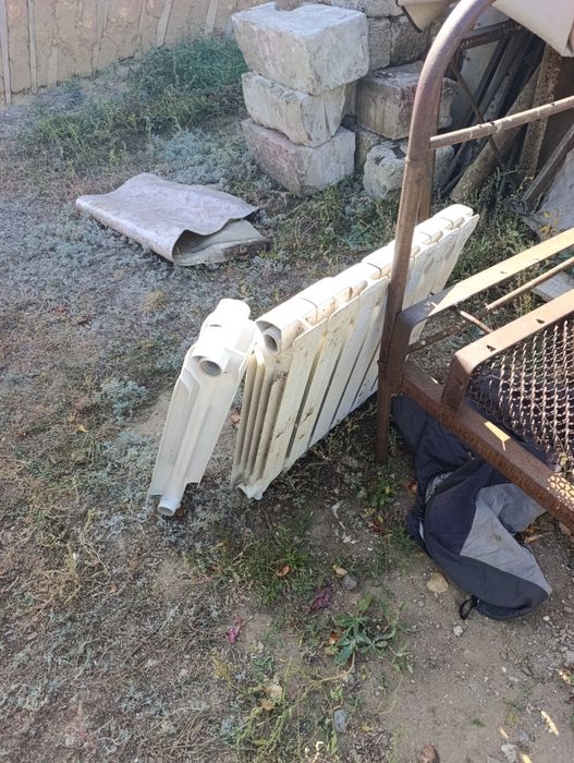 Продам  газовую  плиту стройную,хорошим состояние и  радиатор алюмин.