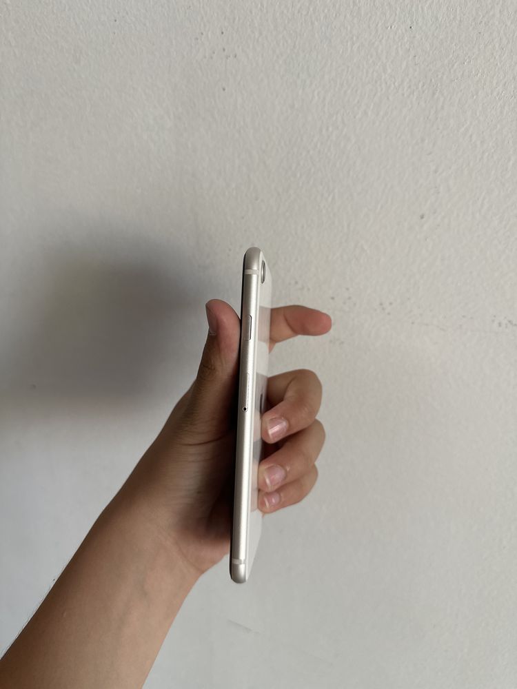 Срочно сотилади Iphone se3