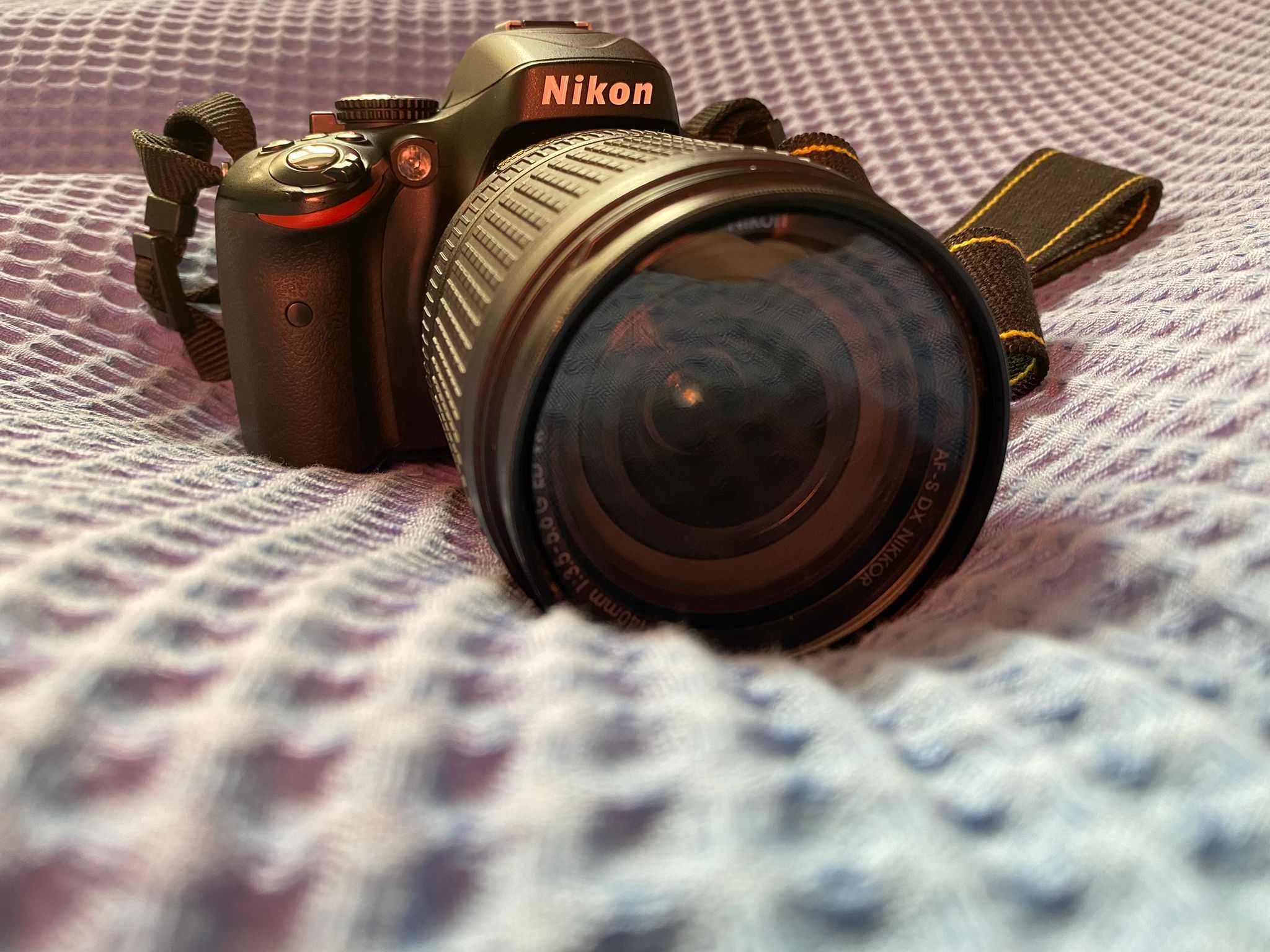 Nikon D5100 + AF-S NIKKOR 18-140mm