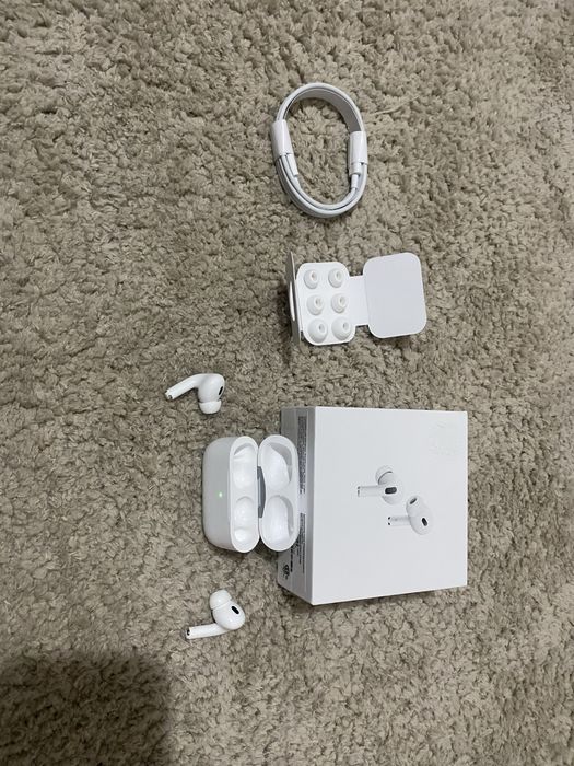 Vand AirPods pro 2 purtate de cateva ori